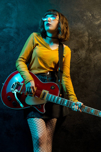 摇滚音乐家正在弹电吉他.90年代风格理念.照片