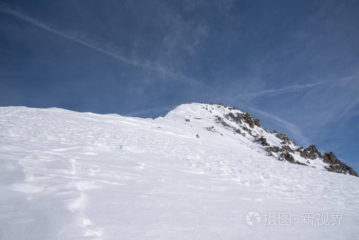 托纳尔山口周围的山景