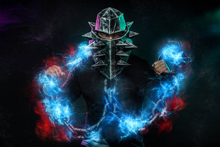 一个戴着头盔的神秘人,头戴蝙蝠,戴着黑色的锁链.