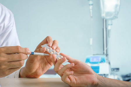 医生指导医生指导病人用药照片