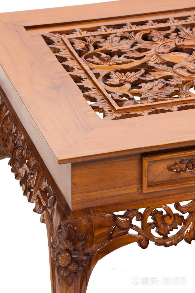 豪华雕花古典木桌孤立在白色