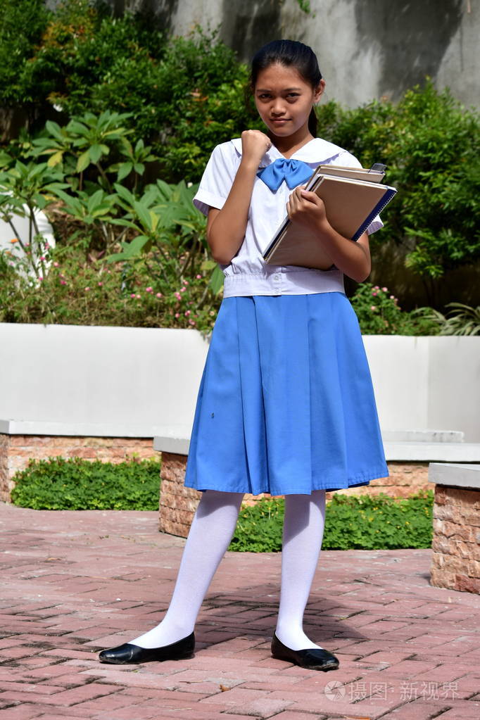 漂亮的菲律宾女学生和对课本的愤怒