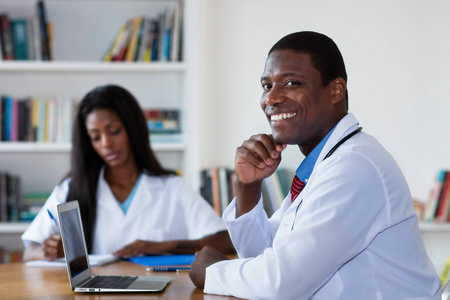 非裔美国医生和护士一起玩电脑图片