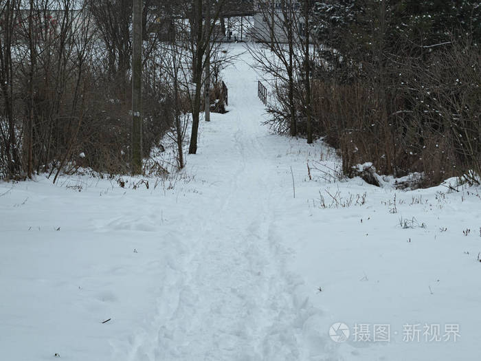 乡村道路冬天被大雪覆盖