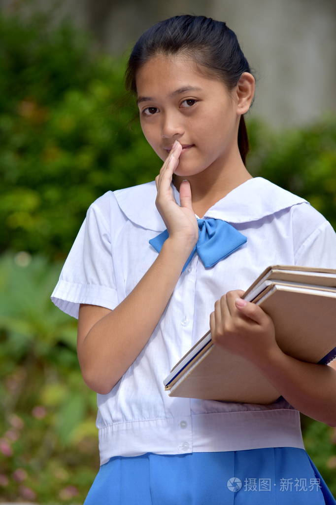 沉默寡言的女学生