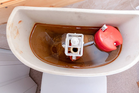 卫生间冲水箱脏的,不卫生的,生锈的,钙化的,有水垢,锈迹和浮渣的,需要