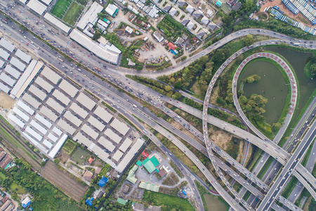 立体环形道路有车辆移动的立体交叉口环形道路鸟瞰图照片