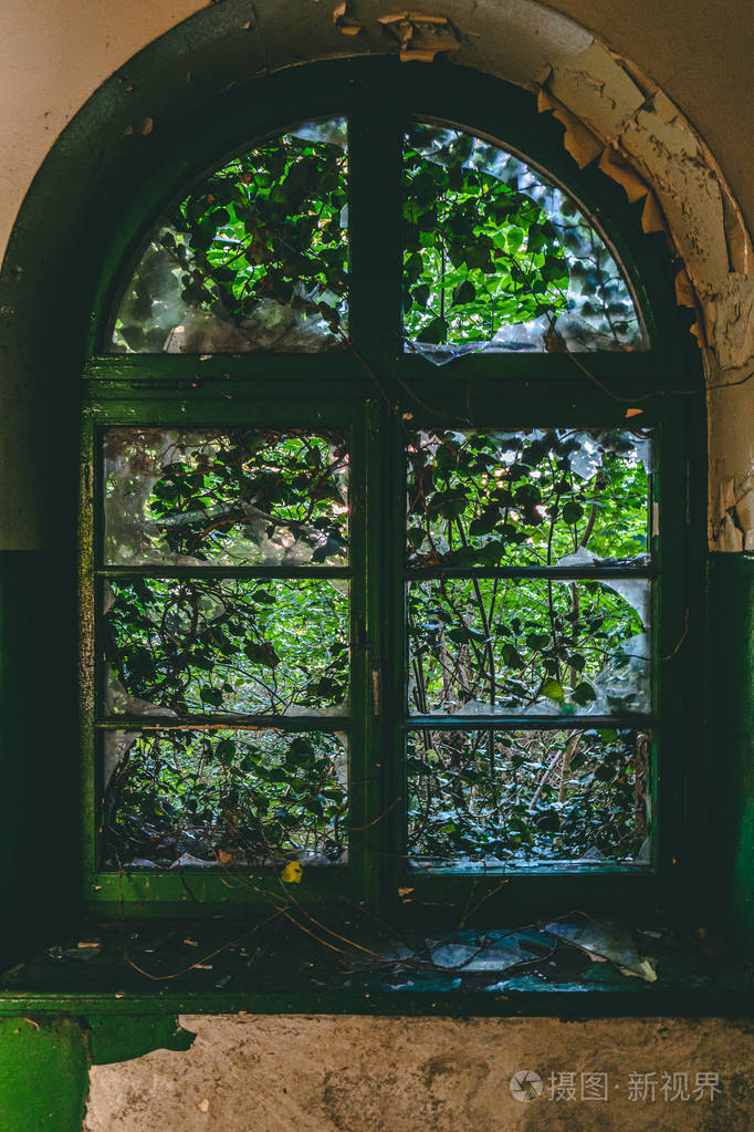 旧窗户被打碎的玻璃关上了