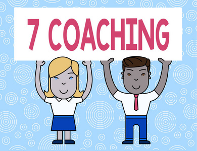 经营理念是指两个面带微笑的人用双手举着头顶上的大空白海报板,以