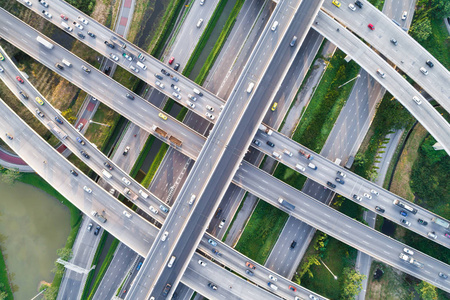 有车辆移动的立体交叉口环形道路鸟瞰图照片