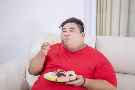 胖子吃零食图片