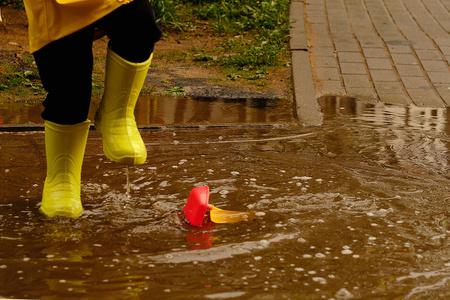 多彩的水坑图片