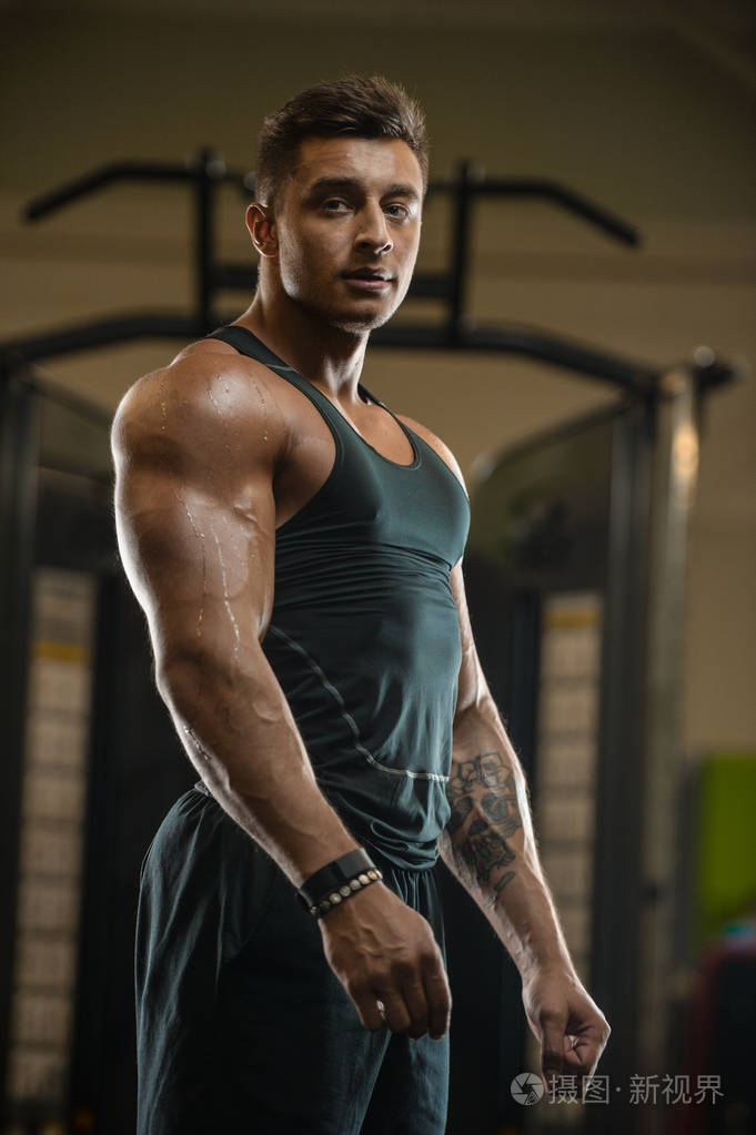 handsomestrongathleticmenpumpingupmusclesworkoutfitness