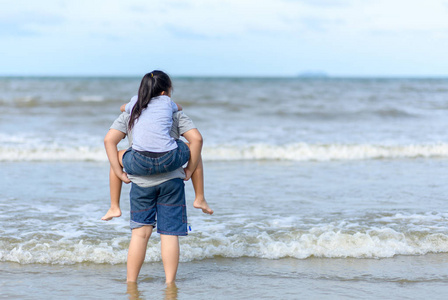 骑在哥哥背上的姐姐.照片