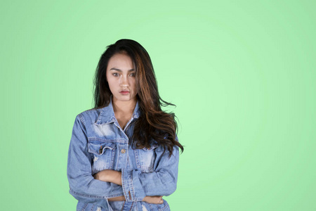 高傲的女孩摆姿势图片