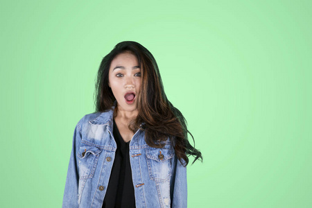 美女站在演播室里,表情震惊照片