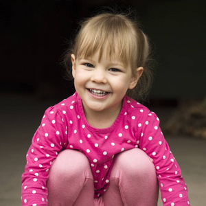 蹲着的小女孩图片