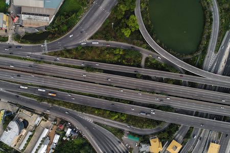 鸟瞰城市交通高速公路收费公路图片