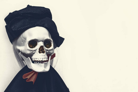 万圣节骷髅头令人毛骨悚然的笑脸骷髅头,穿着万圣节狂欢节服装,白色