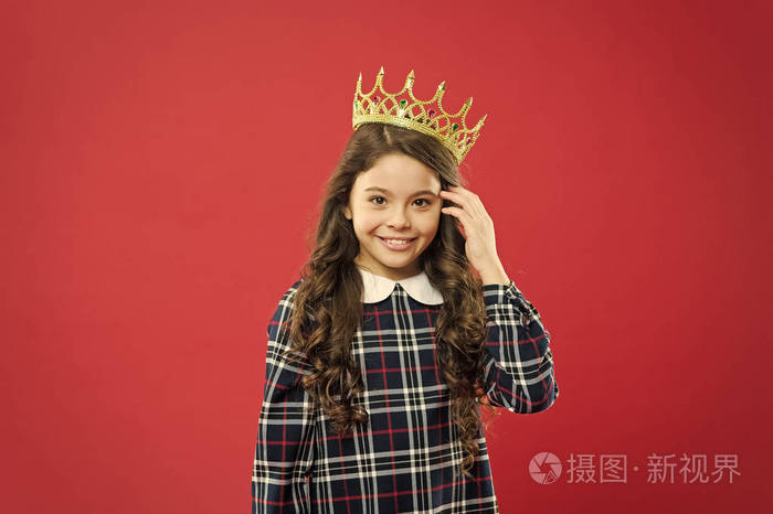 君主家庭观念.公主礼仪.君主属性.孩子戴着象征公主的金色皇冠.