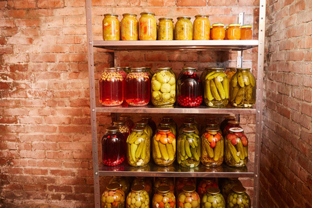 为过冬储存蔬菜和水果.在家里的地窖里放着银行的架子.照片