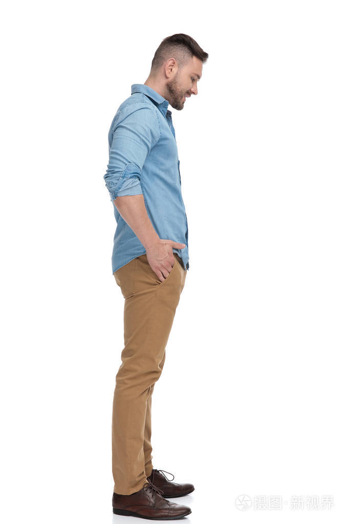 不经意的男人站在队伍里低头悲伤