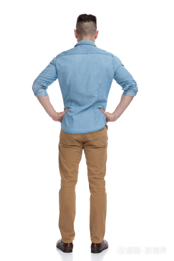 随意的男人站着双手抱着腰沉思