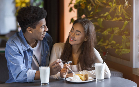 年轻幸福的情侣在咖啡馆约会图片