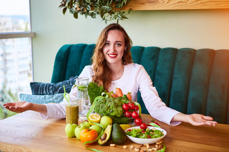 身着医用制服的女营养师,拿着卷尺,坐在绿色办公室里,用不同的健康