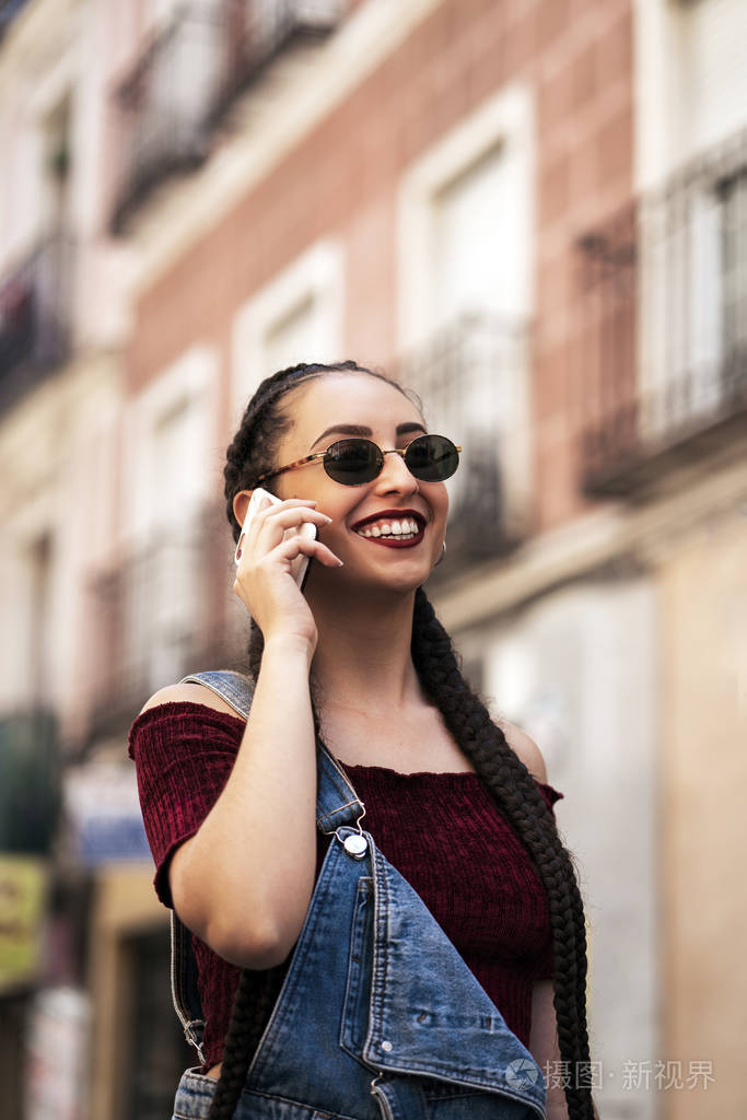 都市俏皮休闲靓女在智能手机上聊天哈普