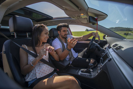 男女开车聊天图片