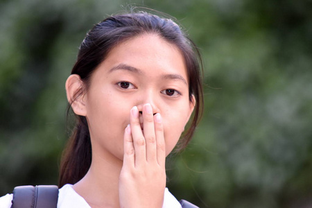 害羞漂亮的菲律宾女学生图片