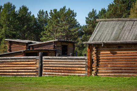 塔尔茨建筑中的西伯利亚传统木屋照片