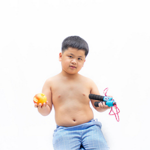 小可爱的小男孩肚子上有苹果和绳子照片