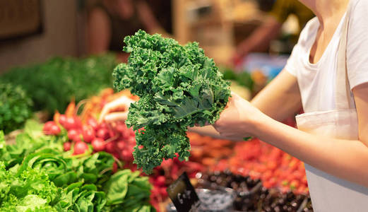 可持续的生活方式.妇女在农贸市场挑选水果和蔬菜.环保购物袋.照片