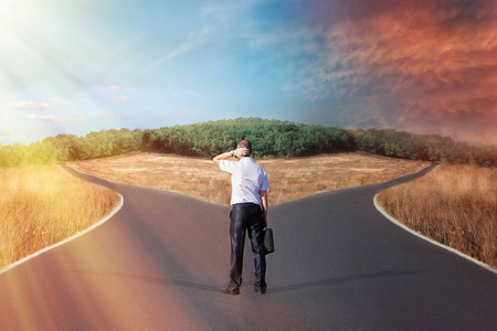 一个商人在一条岔路前面临着一个选择.决策策略.不确定性概念照片