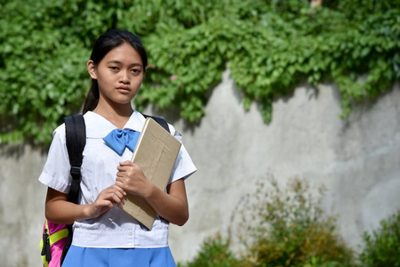 一个不动感情的年轻的菲律宾女学生照片