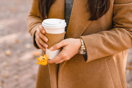 女人端着咖啡杯喝着去秋秋季节图片
