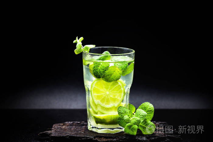 莫吉托是一种以哈瓦那为基础的白朗姆酒和柠檬鸡尾酒使用加勒比海本地