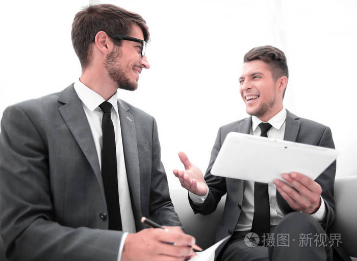 两个男人坐在办公室聊天