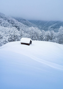 童话冬季风景中的木屋图片