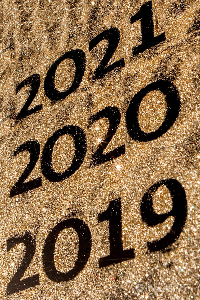 2019年至2020年美丽闪亮的金色数字黑色背景设计新年快乐概念