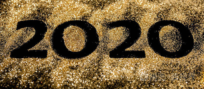 美丽闪亮的金色数字2020和比特币黑色背景设计