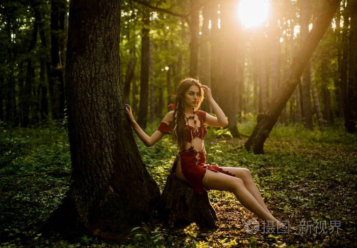 女性精神神话.原始森林的荒野.她属于部落女战士.