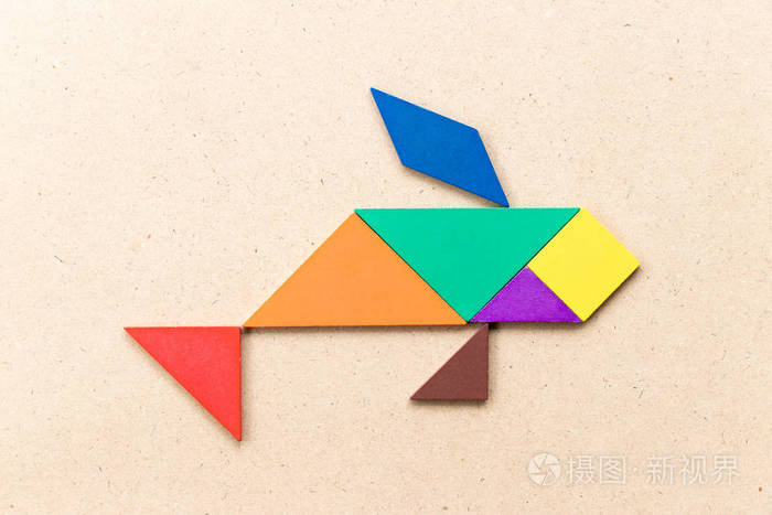 木质背景下鱼形七巧板