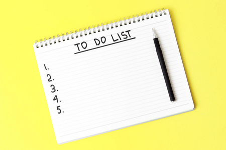 黑笔待办事项列表记事本和黄底黑笔,复制空格照片