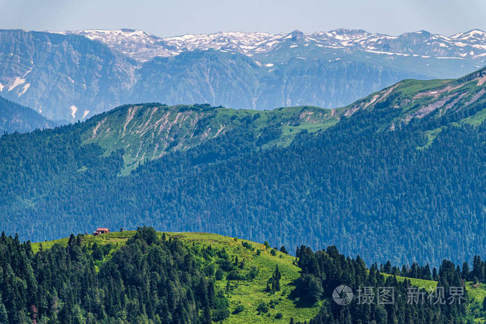 青山峻岭，群山环抱。地平线上白雪皑皑的山峰。俄罗斯高加索索契Krasnaya Polyana。