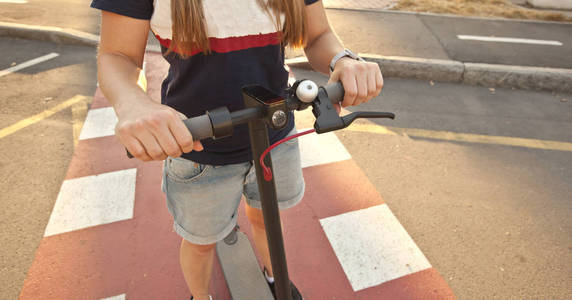 年轻女子骑着电动车穿过电动车图片