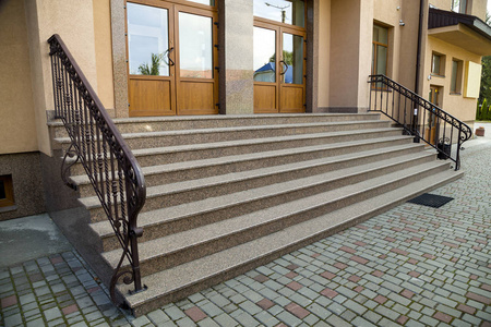 栏杆的细节房屋正面的细节.带金属栏杆的新花岗岩楼梯照片