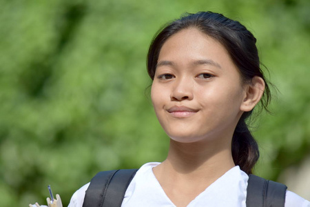 一个严肃的年轻的菲律宾女学生照片